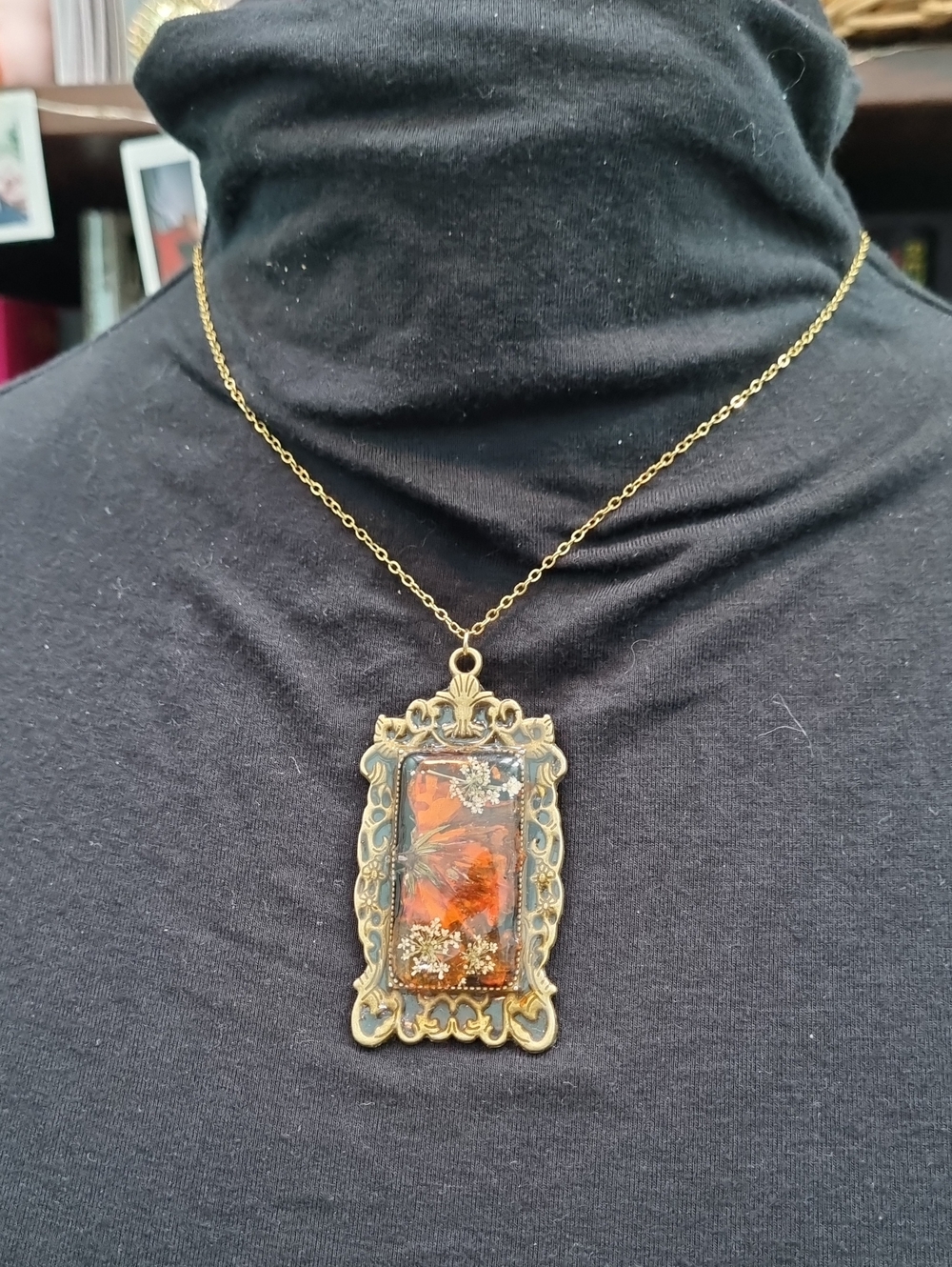 💛 Or 3/10$ Necklace With Resin Suspended Flowers In Victorian Frame
